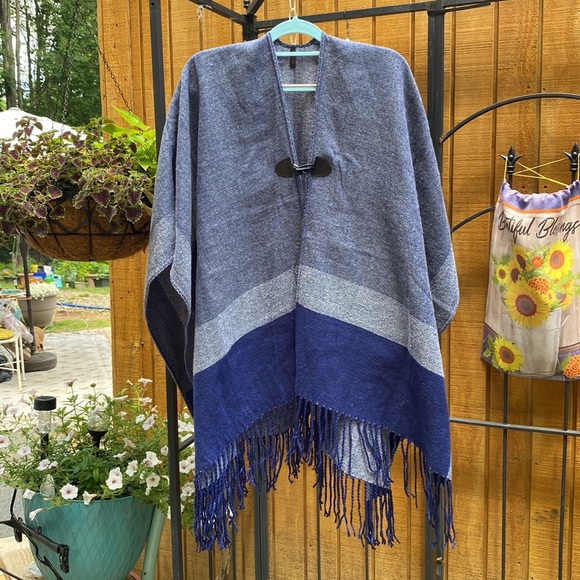 Jack & Missy Woven Cape - Picture 1 of 11